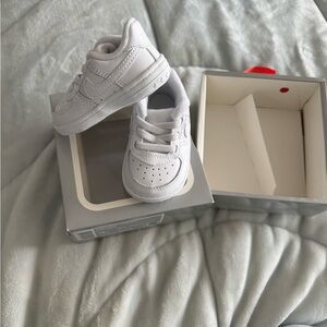 Nike force 1 crib shoe. White. BNWT. Smoke free